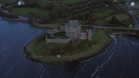 Toma-Ascendente-De-Un-Dron-Del-Castillo-De-Dunguaire-Al-Atardecer