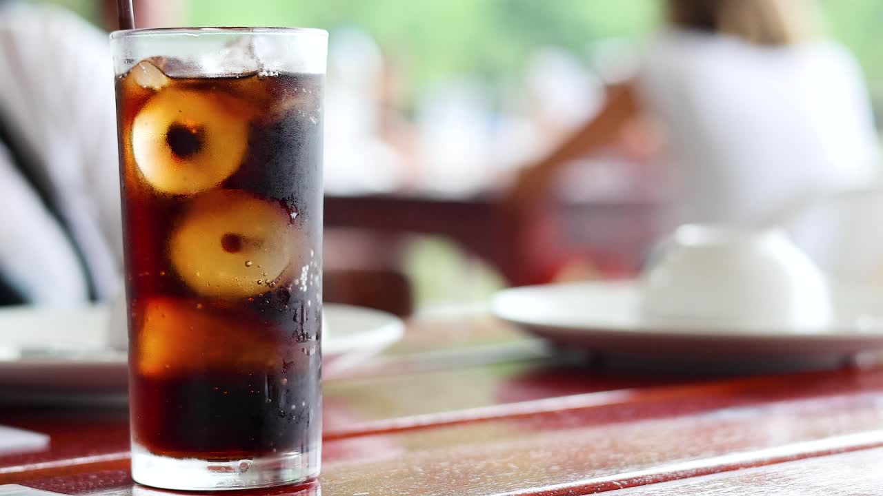 크라비 의 테이블 에 있는 아이스 콜라