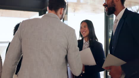 b2b, gente feliz o hombre de negocios estrechando la mano