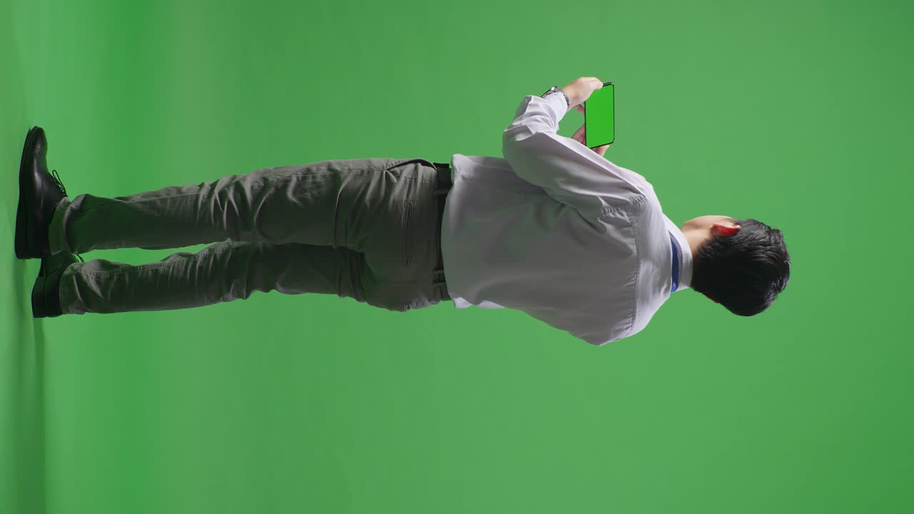 녹색 스크린 에 전화 를 들고 있는 사람
