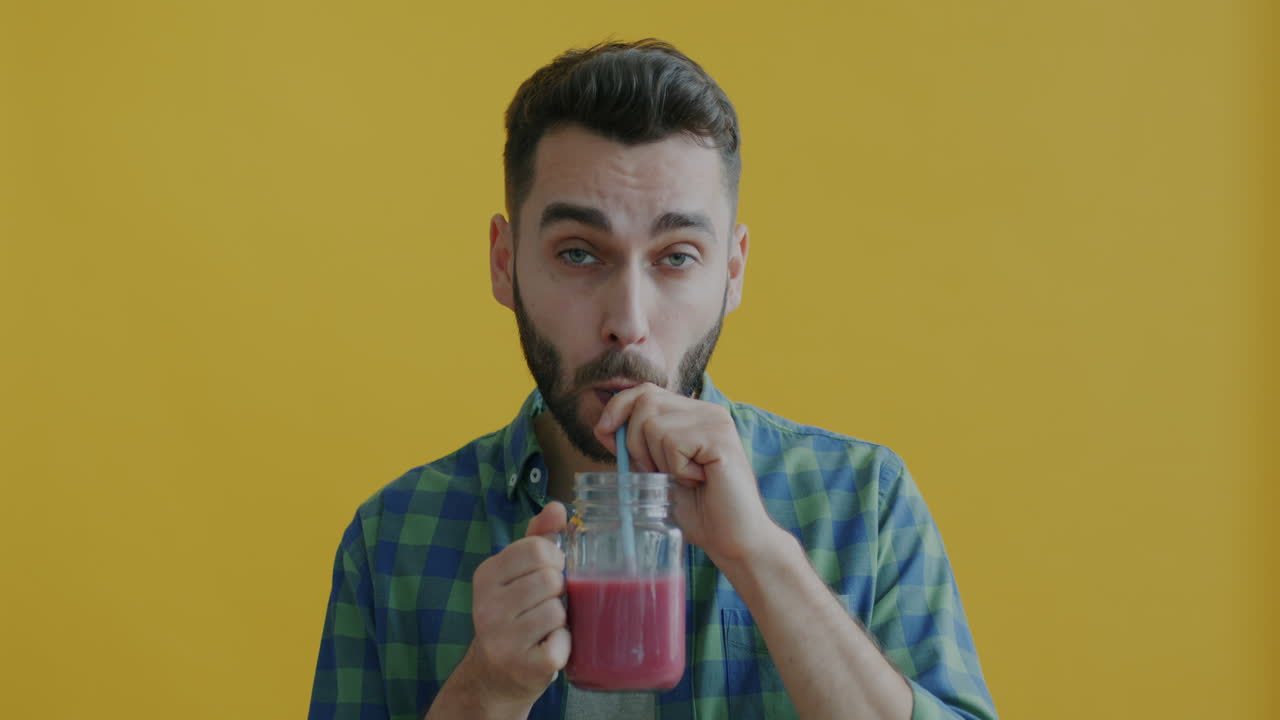 Hombre bebiendo batido