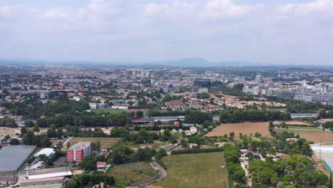 Luftaufnahme-Der-Peripherie-Von-Montpellier,-Sonniger-Tag,-Autobahn,-Hafen-Marianne