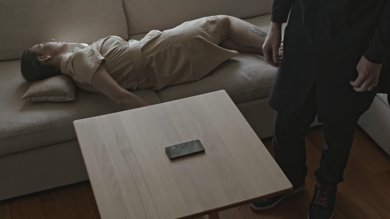 소파에서 다른 사람을 돕는 사람