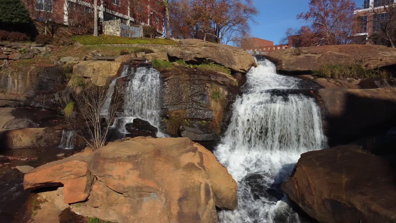 primer plano aéreo de una cascada en greenville, carolina del sur