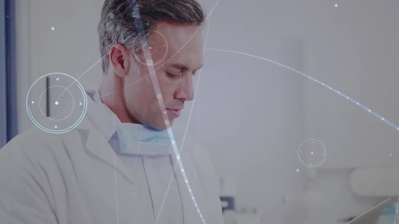 animación del procesamiento de datos sobre un dentista masculino biracial con máscara facial