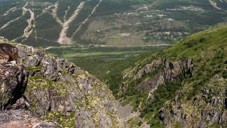 point de vue rocheux du canyon de dromskåran, jamtland, suède en été