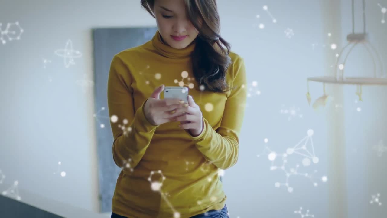 animación de moléculas sobre una mujer usando un teléfono inteligente