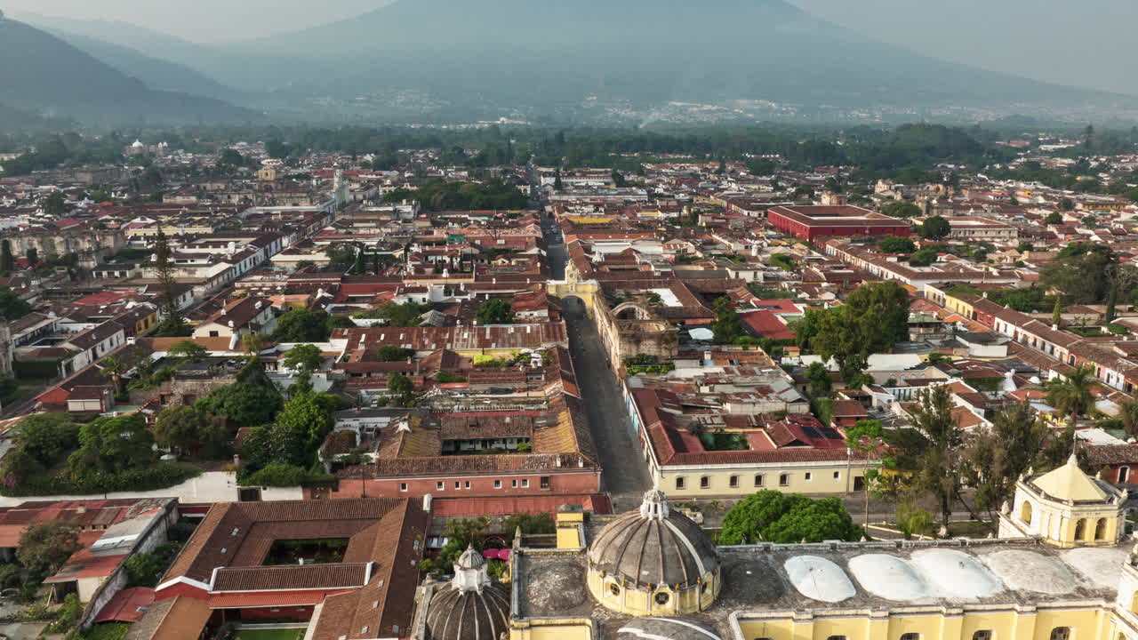 Langsom roterende hyperlapse fra luften af buen og kirkerne i centrum af Antigua, Guatemala