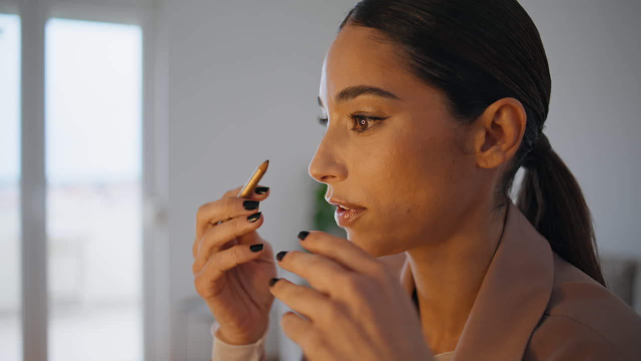 mujer hablando aplicando maquillaje haciendo una revisión en el cuarto de primer plano. blog de grabación de dama