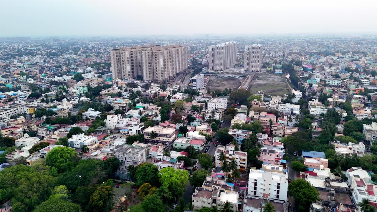 Filmato aereo di Chennai da un'angolazione elevata. Nuovi grattacieli si ergono su un mare di edifici tradizionali e un appezzamento di terreno libero, perfetto per temi quali l'espansione urbana e la densità demografica.