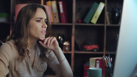 mujer bebiendo una taza de café