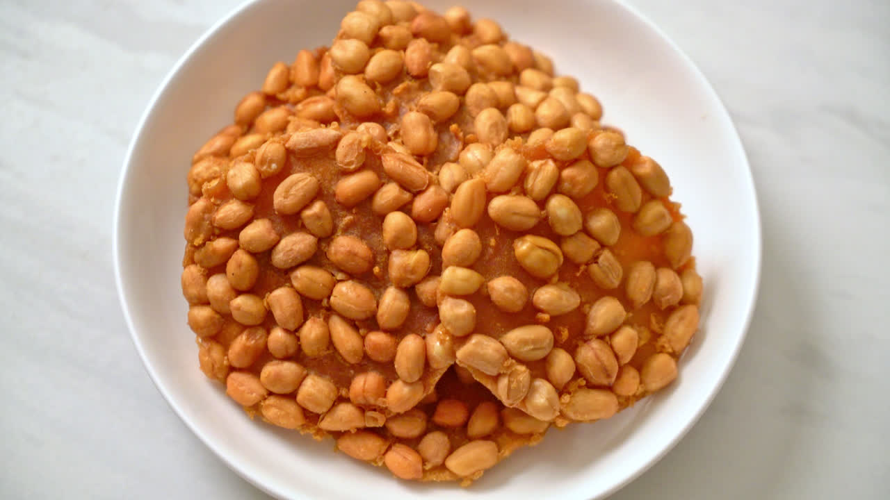 접시에 태국 튀긴 땅콩 쿠키