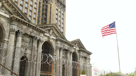 bandera de estados unidos ondeando fuera de la estación central de michigan