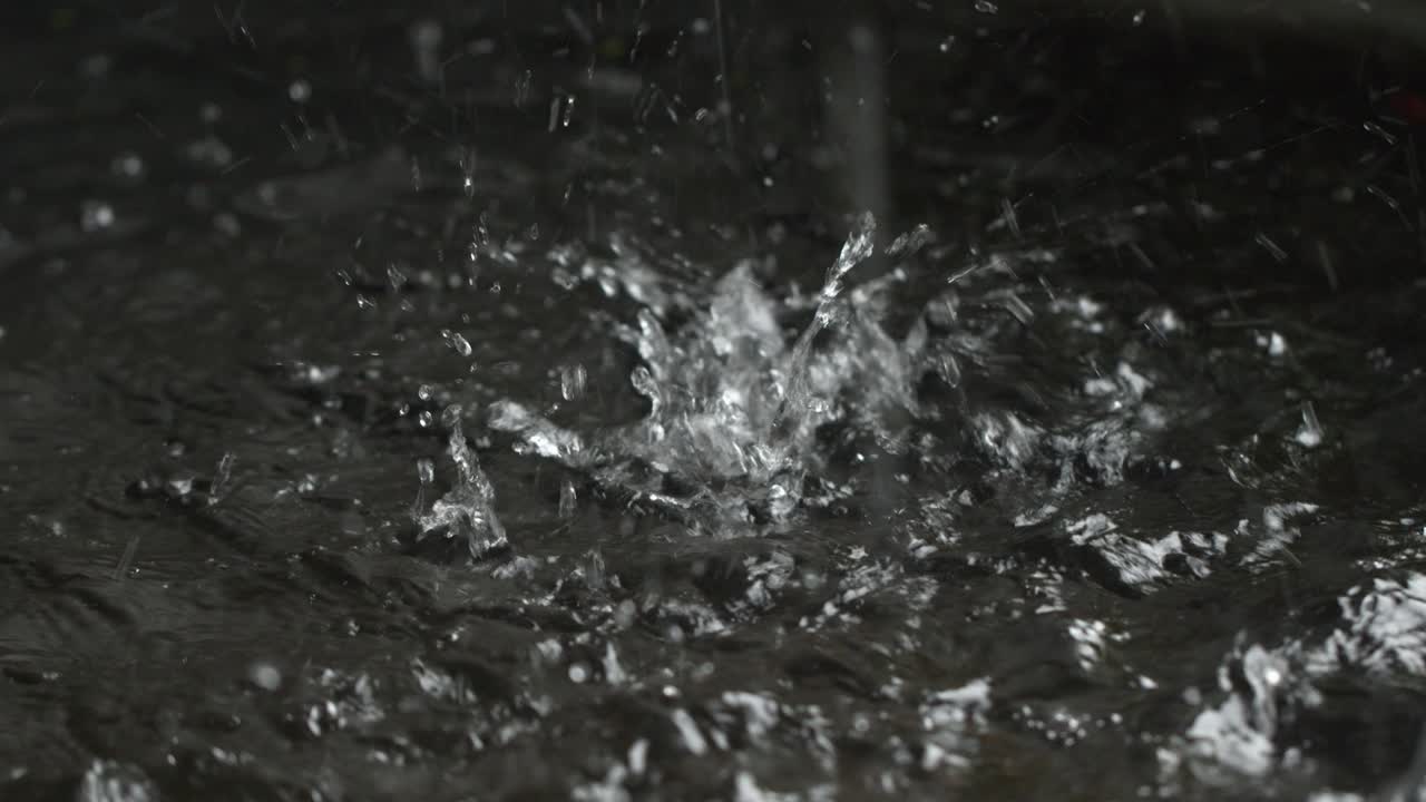 물은 물의 표면으로 떨어집니다.