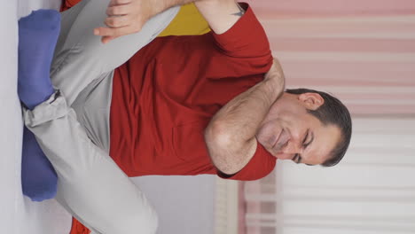 video vertical de un hombre enfermo con dolores de espalda.