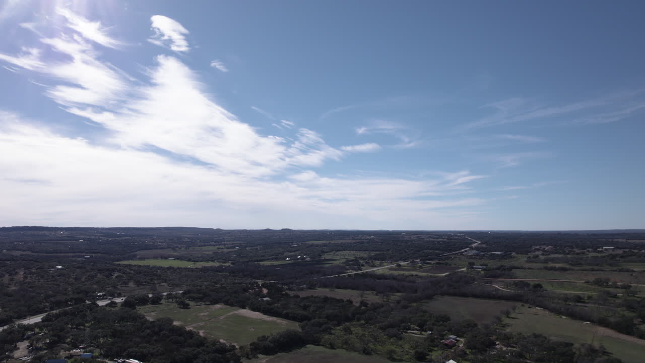 fotografía aérea sobre la autopista 290 cerca de la ciudad de johnson, texas en el país de las colinas