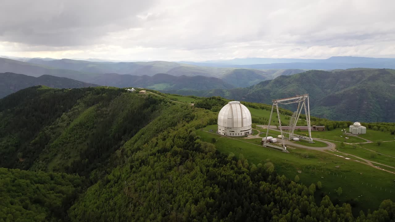 특별한 과학 천체 물리학 관측소. 큰 망원경으로 우주를 지상에서 관측하는 천문 센터입니다.