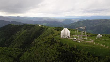 observatorio científico astrofísico especial. centro astronómico para observaciones terrestres del universo con un gran telescopio.