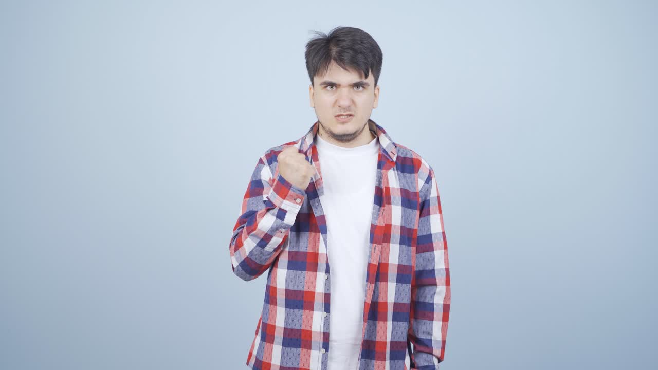 카메라에 화를 내는 남자.