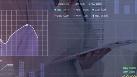 animación de procesamiento de datos y diagramas sobre la doctora caucásica escribiendo en el clipboard