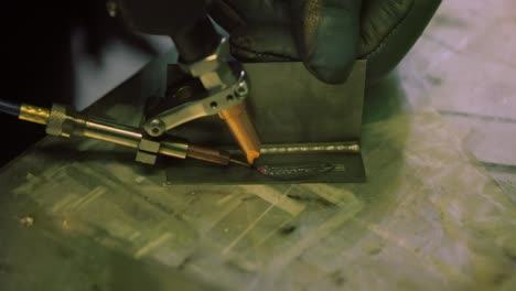 máquina de soldadura láser con pistola de mano. la soldadura láser se muestra en primer plano.