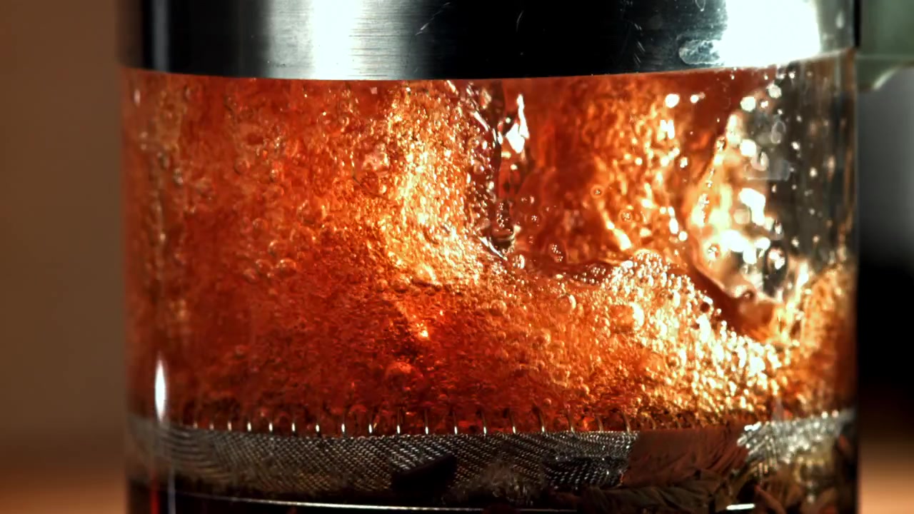 Primo piano al rallentatore della preparazione del caffè in una French Press
