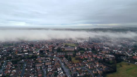 escena aérea urbana de invierno brumoso mañana descendente