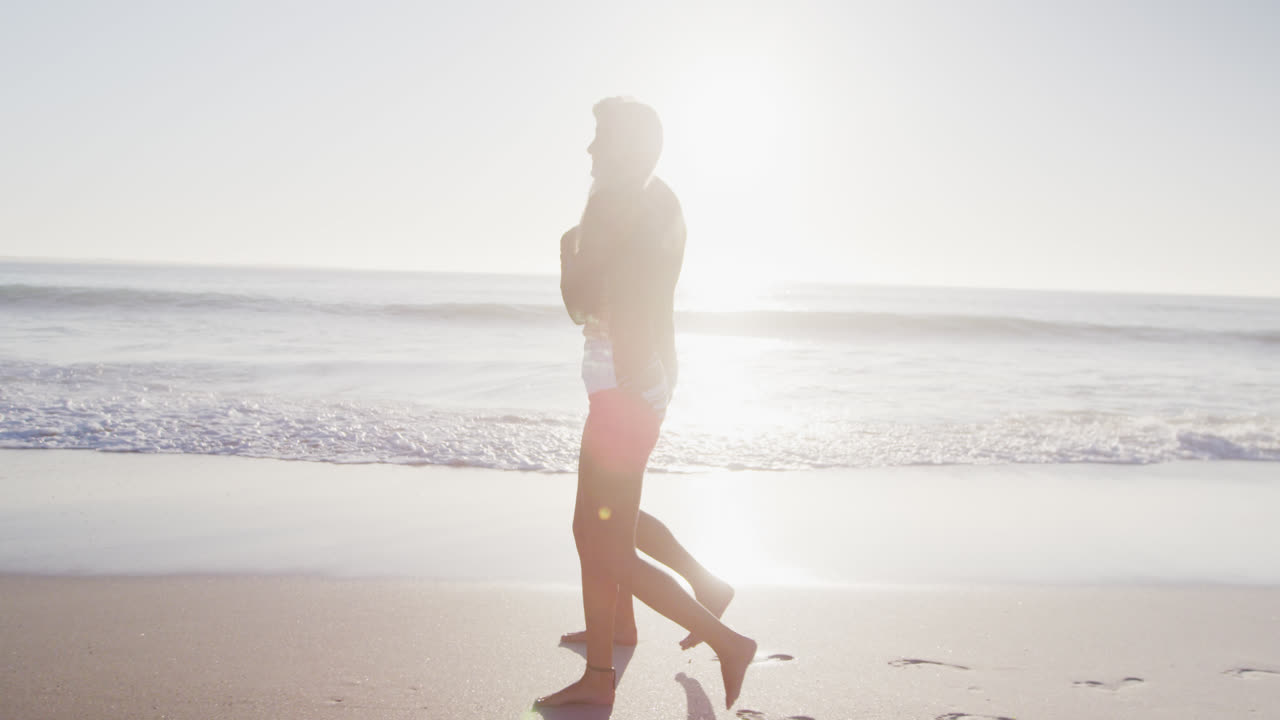 백인 부부가 해변에서 시간을 즐기고 있습니다.