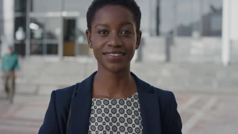 retrato de cerca feliz mujer de negocios afroamericana ejecutiva riendo disfrutando del estilo de vida urbano profesional en la ciudad