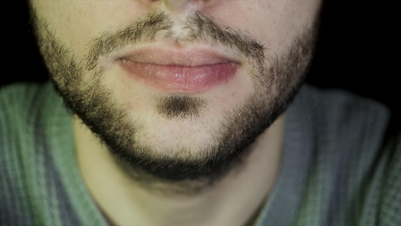primer plano de la cara y la barba de un hombre