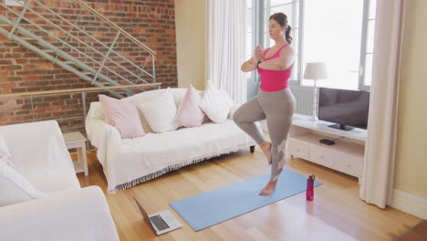 vlogger caucásica mujer haciendo ejercicio en casa