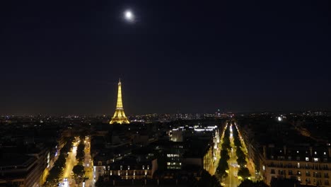 pasada la noche sobre la torre eiffel en parís. vista desde el arco del triunfo