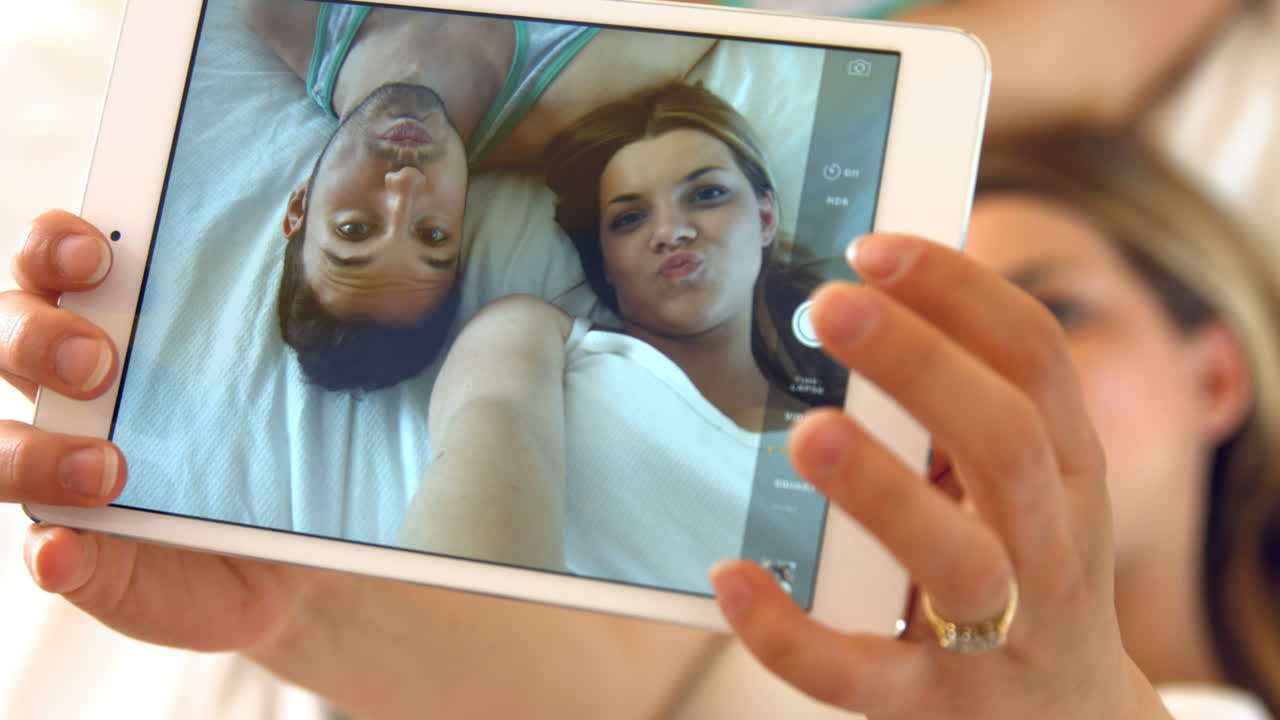 una pareja enamorada tomando una foto juntos.