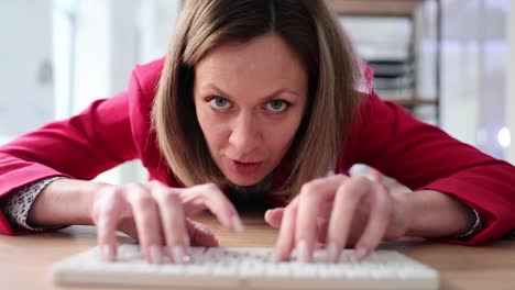 mujer escribiendo en el teclado