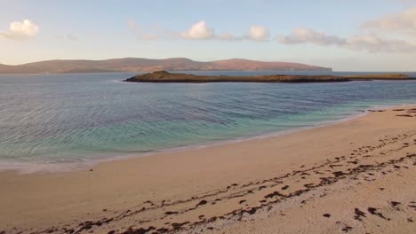 imágenes aéreas de la isla de skye montañas, playa de coral ríos y formaciones geológicas clip 11 - drone