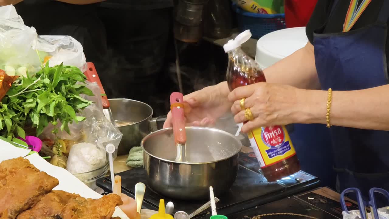 거리 음식 판매자 가 음식 을 준비 하고 있다