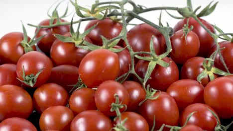 primer plano y disparo detallado de un montón de tomates frescos