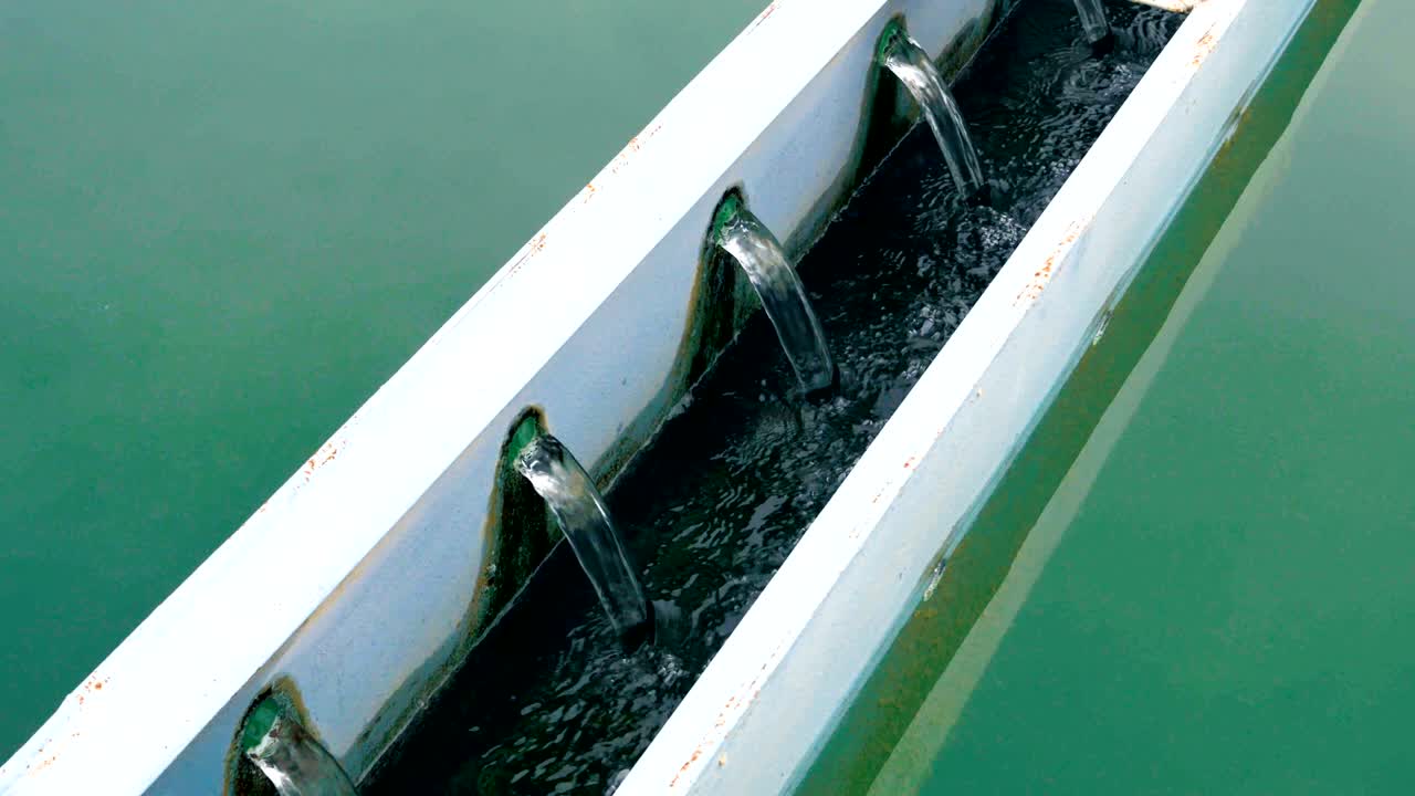 하수 처리 시설의 폐수.