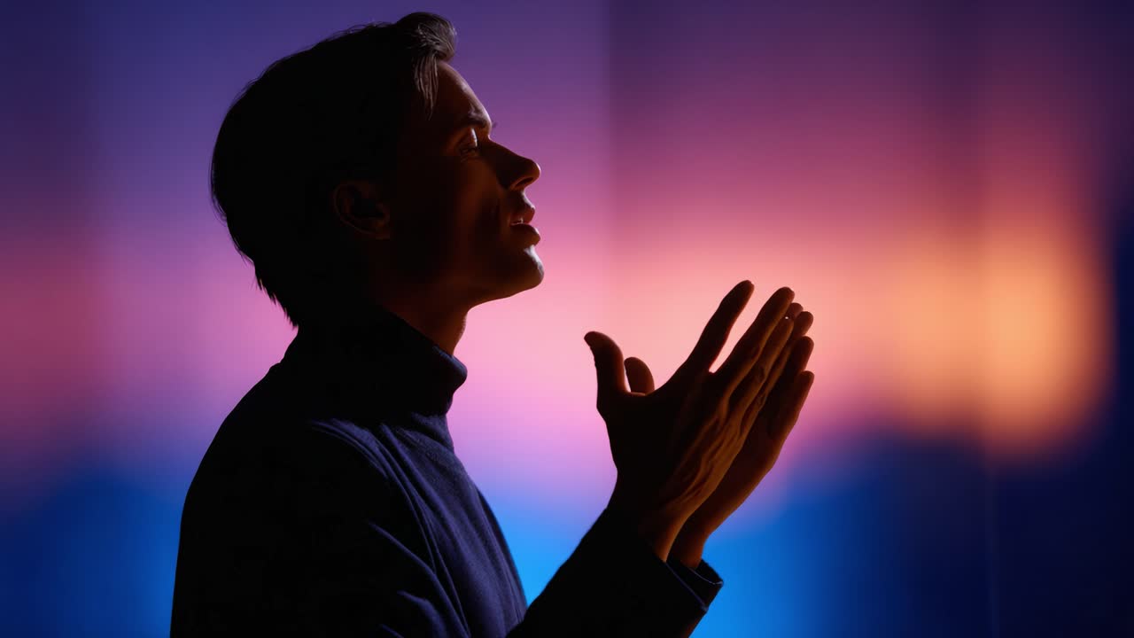 Eine nachdenkliche Reflexion: Eine Silhouette einer Person, die Emotionen vor einem farbenfrohen Hintergrund ausdrückt und menschliche Verbindung und Selbstbeobachtung einfängt