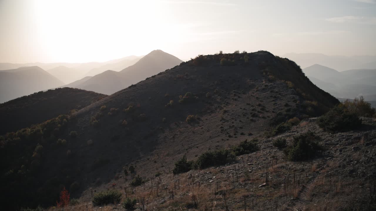 una cresta de montaña desnuda en macedonia