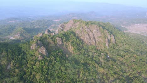 Luftaufnahme-Einer-Wunderschönen-Landschaft-Aus-Hoch-Aufragenden-Felsbergen-Mit-Dichtem-Wald