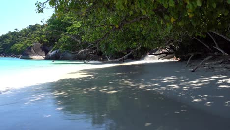 una playa blanca como la nieve en la isla de similan.