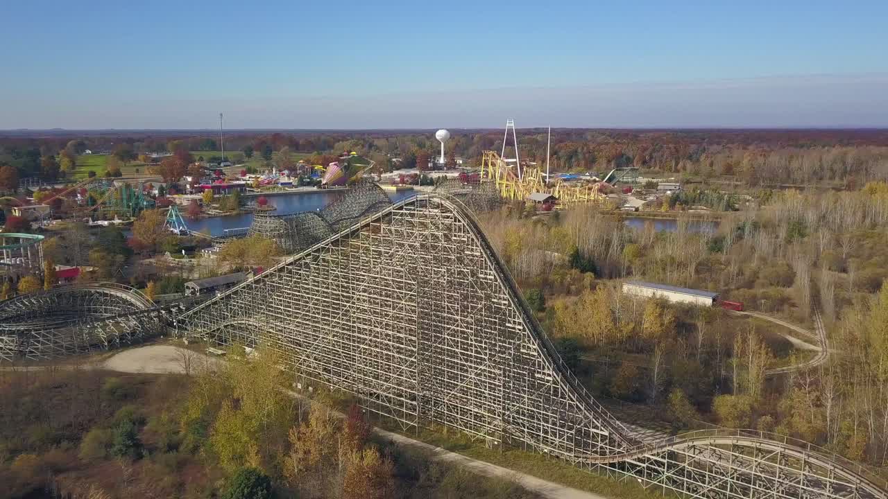 폐쇄된 놀이공원 미시간의 모험 놀이기구의 공중 시차
