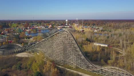 paralaje aéreo de atracciones en el parque de atracciones cerrado michigan's adventure