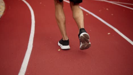 Vista-Rara-De-Un-Atleta-Corriendo-En-La-Pista-De-Carreras-En-El-Estadio-De-Atletismo