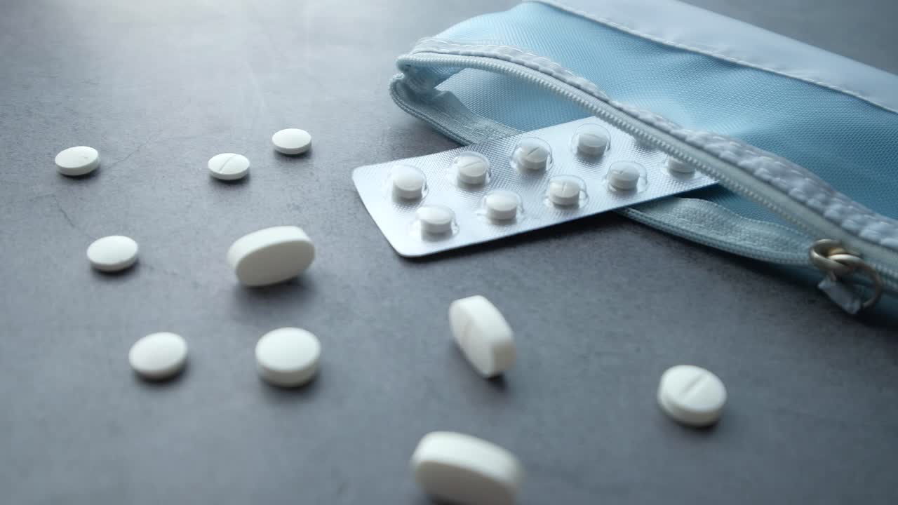 밝은 파란색 지퍼 가방에 있는 색 알약