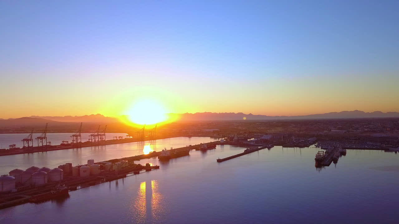 어느 해가 지는 것도 같지 않습니다.