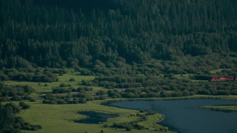 Tren-Pacífico-Canadiense-Junto-A-Un-Lago