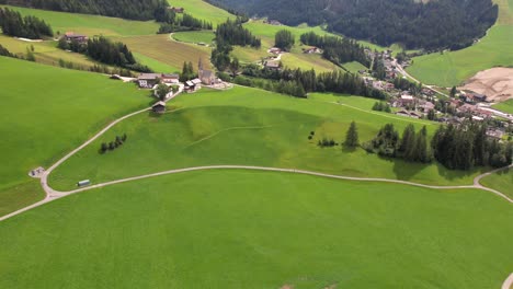 Pequeño-Asentamiento-En-Un-Valle-Montañoso-Cubierto-De-Frondosos-Bosques.