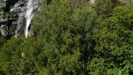 Cascada-Acquafraggia-En-Los-Alpes-En-Sondrio,-Lombardía,-Norte-De-Italia---Toma-Aérea-De-Drones